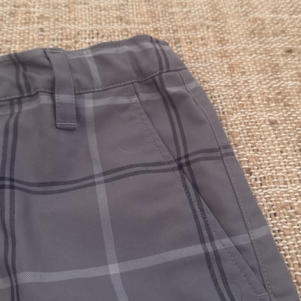 Under Armour Gray Plaid Flat Front Shorts Sz Youth Large - Picture 3 of 7